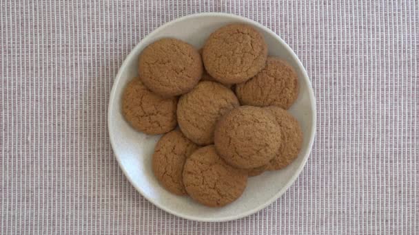 Plato Lleno Galletas Avena Siendo Arrebatado Por Cuatro Niños Hambrientos — Vídeo de stock