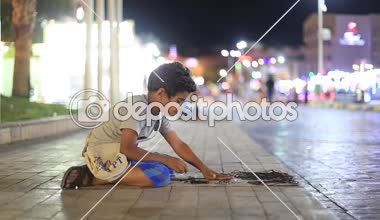 Sharm El-Sheikh, Mısır - 20 Mayıs 2018: Mısır çocuk Hatıra Eşyası turistler Naama Bay Area Sharm El Sheikh, South Sinai, Mısır için satıyor. Arap Mısır'da Asya pazarı 