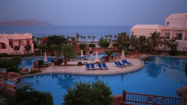 SHARM EL-SHEIKH, EGYPT - 25 Mayıs 2018: Sharm El Sheikh, Güney Sina, Mısır 'da kızıl deniz kıyısında yüzme havuzu, inşa ve palmiye ağaçları gece görüşü