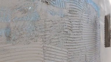 Bir işçi ile ev tadilatı araçları sıvama duvar eller. Sıvacı yenilenen açık duvar ve spatula ve alçı ile köşeleri. Duvar izolasyonu. İnşaat bitirme işleri, yakın çekim