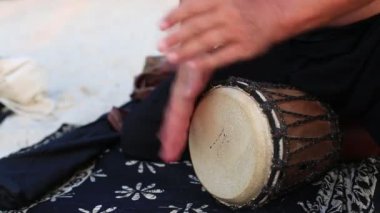 Bongo davulunun üstündeki oynayan adam kapatın. El kadar yakın Bongo davul dokunarak. Davul eller, hareket, ritim. Tropik ada Koh Samui, Tayland