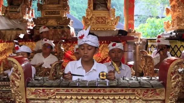 インドネシア バリ島ウブド インドネシア 2018 インドネシアの子供のミュージシャン バリ島の宗教的な儀式の中に神聖な寺院での島します — ストック動画