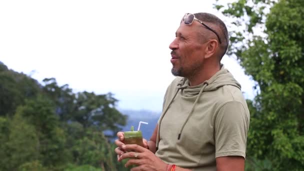Retrato Hombre Feliz Que Bebe Cóctel Sobre Fondo Natural Bali — Vídeo de stock