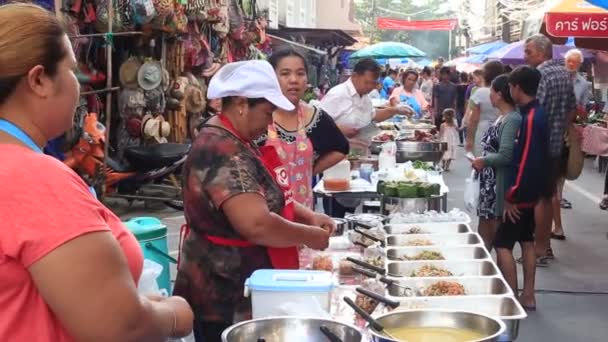 Таїланд Лютого 2018 Вулиця Торгівлі Тайська Постачальника Готує Продає Продукти — стокове відео