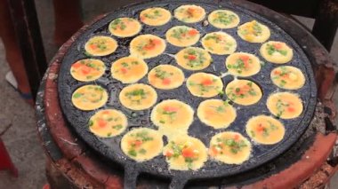 Sokak Tay gıda: satıcı hazırlar kızarmış bıldırcın yumurtadan yumurta Pazar Adası Koh Samui, Tayland gece gıda Satılık metal bir tava üzerinde. Yakın çekim