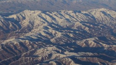 Havadan izleme dağ. Uçak penceresinden görüntüleyin. Afganistan'daki Hindikuş dağ sistemi. Üstten görünüm
