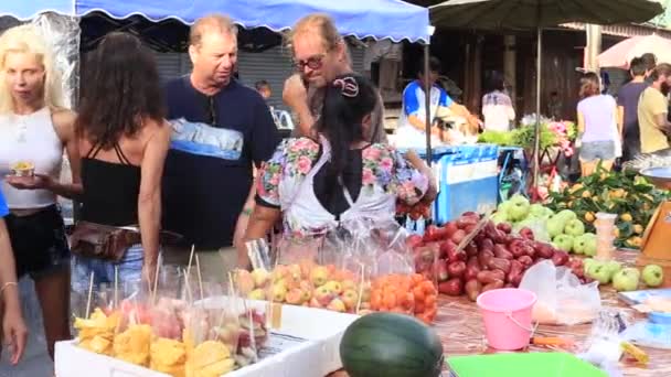 Koh Phangan Thailand Fevereiro 2018 Pessoas Desconhecidas Compram Vendem Alimentos — Vídeo de Stock