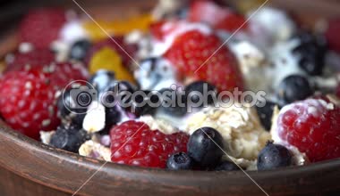 Mısır gevreği pul yaban mersini, ahududu, çilek ve vişne Erik döner. Gevrek lezzetli müsli gıda arka plan yakın çekim. Tahıllar, berry ve kuru gıda kahvaltı için karışık. Sağlıklı beslenme kavramı