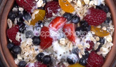 Mısır gevreği pul yaban mersini, ahududu, çilek ve vişne Erik döner. Gevrek lezzetli müsli gıda arka plan yakın çekim. Tahıllar, berry ve kuru gıda kahvaltı için karışık. Sağlıklı beslenme kavramı