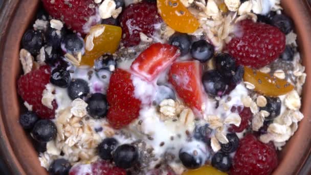 Getreideflocken Mit Blaubeeren Himbeeren Erdbeeren Und Kirschpflaumen Rotieren Knusprig Leckeres — Stockvideo