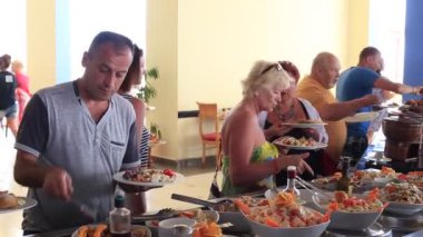 Sharm El-Sheikh, Mısır - 20 Mayıs 2018: Tüm dahil içecekler ve aperatifler bar otel restourant, Sharm El Sheikh, Mısır açıktır. İnsanlar yemek için Restoran için fiş herşey dahil öğle yemeği sırasında geldi