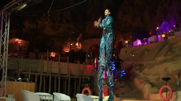 Sharm Sheikh Egypt May 2018 Egyptian Circus Man Stilts Invites — Stock Video