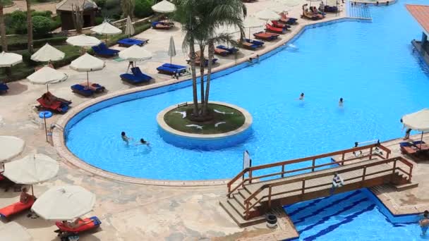 シャルム シェイク エジプト 2018 は泳ぐとリゾート ホテルはシャルム シェイク 南シナイ エジプトの紅海の横にあるスイミング プールで日光浴 — ストック動画
