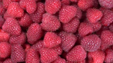 Taze, Olgun, sulu ahududu arka plan, berry, rotasyon loopable 4k üstten görünüm yakından. Gıda arka plan. Gastronomi kavramı, organik gıda. Makro kırmızı ahududu meyve