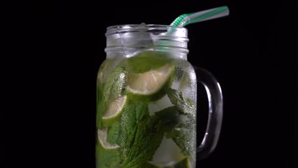 Fruta Limón Bebida Alcohólica Caipirinha Brasil Taza Vidrio Sobre Fondo — Vídeos de Stock