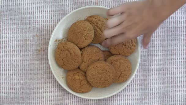 Piatto Pieno Biscotti All Avena Rapiti Quattro Bambini Affamati Primo — Video Stock