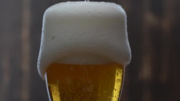 Cold Light Bier Vanaf Bovenkant Gieten Het Glas Donkere Houten — Stockvideo