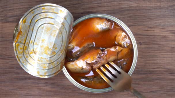 Met Behulp Van Vork Neemt Een Sprot Vis Sardienen Tomatensaus — Stockvideo