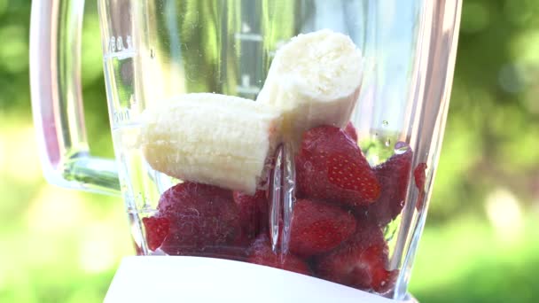 香蕉和红草莓混合在搅拌机中 用于健康的水果鸡尾酒 水果新鲜的冰沙 健康生活方式的概念 — 图库视频影像