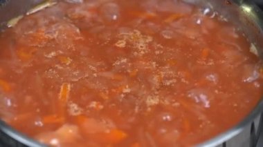 Ev yapımı bir iştah açıcı ve lezzetli borsch ile tencere. Kırmızı pancar sebze çorbası, tencerede kaynar. Ukrayna ve Rus geleneksel kırmızı pancar çorbası - Pancar çorbası veya borsch
