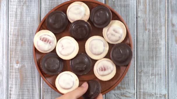 Bord Vol Koekjes Met Glazuur Wordt Weggerukt Omhoog Door Vijf — Stockvideo