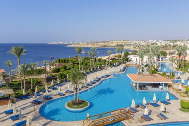 Sharm El-Sheikh, Mısır-14 Mayıs 2018: Boş yüzme havuzu yanında Kızıldeniz resort hotel Sharm El Sheikh, South Sinai, Mısır'da sabah erken