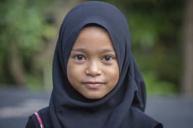 Ubud, Bali, Endonezya - 2 Ocak 2018: Tanımlanamayan Ubud, sokaklarda, küçük bir Endonezya Müslüman kız portresi Bali, Endonezya Adası, yakın çekim