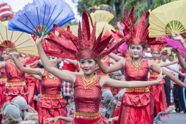 Gianyar, Bali, Endonezya - 08 Ocak 2018: ulusal kostüm giyinmiş bilinmeyen Balinese kızlar katılır sokak törenle bir ön seçim mitingi sırasında mücadele Endonezya Demokrat Parti