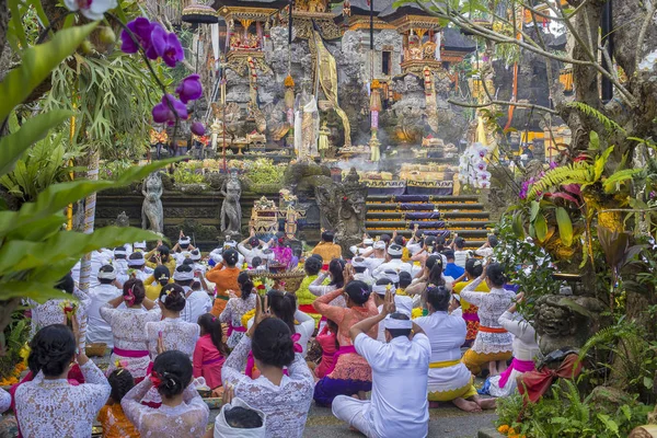 Ubud Bali Indonesia Марта 2018 Года Неопознанные Индонезийцы Молятся Святом — стоковое фото