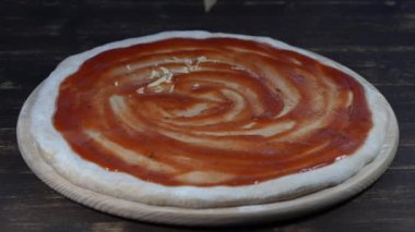 Şef pizza pizza Restoran açık mutfakta hazırlar. Pizza ile tepesinde bardağı rendelenmiş peyniri, yakın çekim, makro 