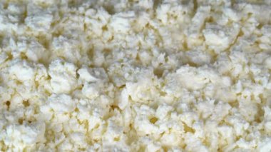 Beyaz yazlık peynir arka plan. Tabak taze peynir ile döner. Yakın çekim. Besleyici kahvaltı