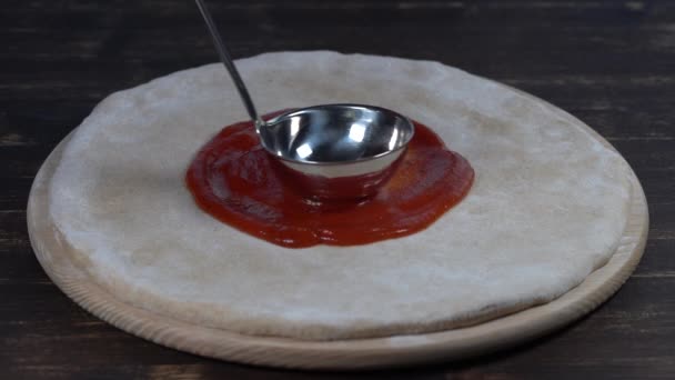 シェフ拡散トマトソース レストランの金属鍋とピザ生地のクローズ アップ マクロ — ストック動画