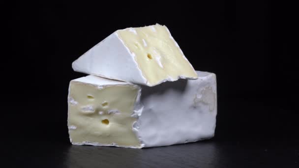 Brie Formaggio Rotazione Piatto Ardesia Nera Delizioso Pezzo Formaggio Bianco — Video Stock