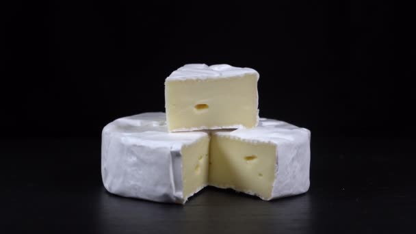 Rotazione Formaggio Camembert Piatto Ardesia Nera Delizioso Pezzo Formaggio Bianco — Video Stock