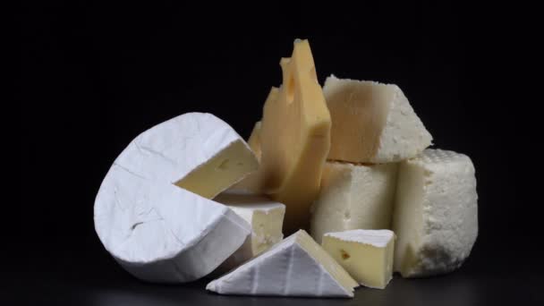 Verschiedene Käsesorten Auf Schwarzem Schieferteller Köstliche Käsestücke Auf Schwarzem Hintergrund — Stockvideo