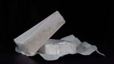 Siyah tabakta peynirli Camembert peyniri ve peynirli Brie. Siyah arka planda beyaz peynirli Camembert peyniri ve peynir. Yaklaş, macro.