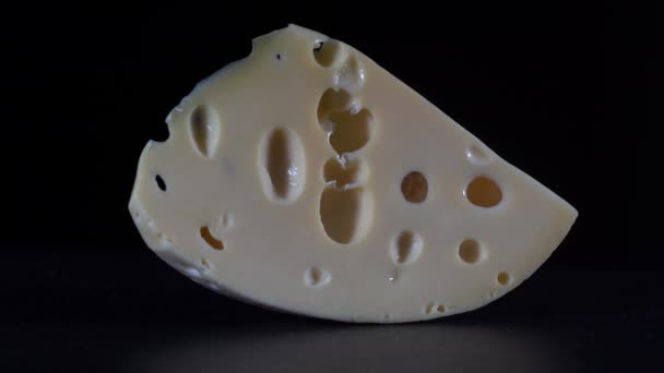Rotationskäse Auf Schwarzem Schieferteller Köstliches Stück Käse Auf Dem Schneidebrett — Stockvideo