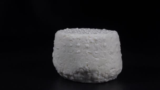 Περιστροφή Τυρί Φέτα Τυρί Μαύρη Πλάκα Πλάκα Νόστιμο Κομμάτι Τυρί — Αρχείο Βίντεο