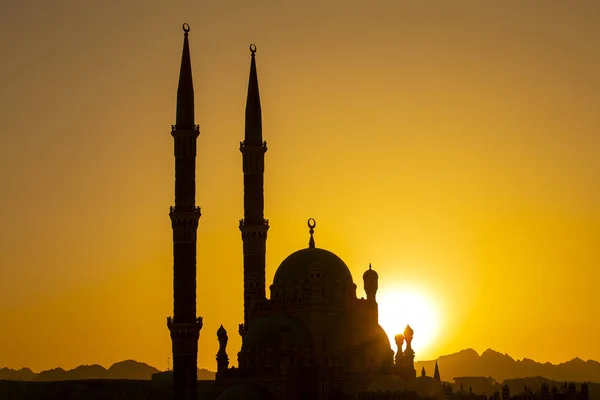 埃及沙姆沙伊赫日落时分的Silhouette Sahaba清真寺 位于老城区中心的Al Sahaba Mustafa清真寺的建筑包括Fatimid Mamluk和奥斯曼风格元素的融合 — 图库照片