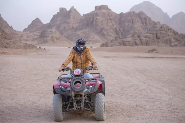 Портрет Мужчины Квадроцикле Квадроциклы Сафари Пустыне Около Шарм Эль Шейха — стоковое фото