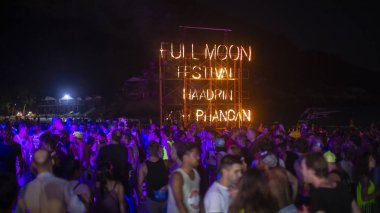 Koh Samui, Tayland - 02 Mart 2018: Full Moon Party yangın tabelada Haad Rin adası Koh Samui, Tayland plaj. Olay şimdi her yerde yaklaşık 30.000 parti müdavimlerinin normal bir ay çekiyor