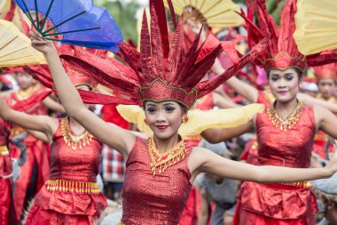 Gianyar, Bali, Endonezya - 08 Ocak 2018: ulusal kostüm giyinmiş bilinmeyen Balinese kızlar katılır sokak törenle bir ön seçim mitingi sırasında mücadele Endonezya Demokrat Parti