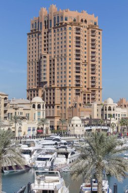 Doha, Katar - 25 Aralık 2017: Doha, Katar, inci seçim bölgesi Yatlar, tekneler ve binalar inşaat içinde belgili tanımlık geçmiş ile liman görünümünde