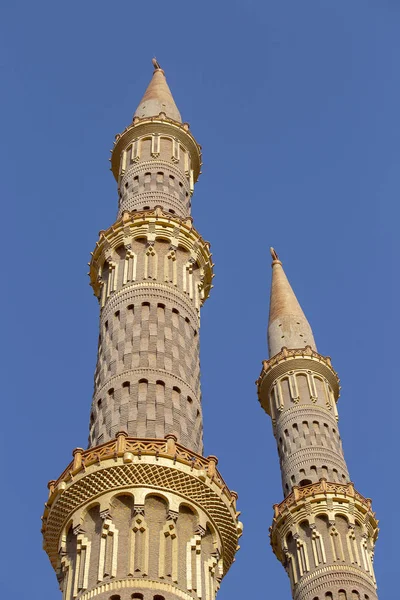 在埃及沙姆沙伊赫的一座蓝天上 Sahaba 清真寺两塔 旧城区中心清真寺 Sahaba 法蒂玛 马穆鲁克和奥斯曼风格元素的融合 — 图库照片
