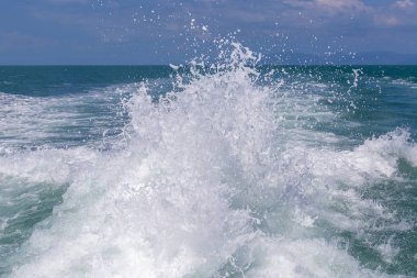 Hızlı yat teknesiyle mavi okyanus suyu dalgası. Tayland, pervane yıkama köpüğü. Kapat.