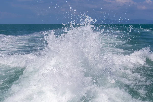 Océano Azul Olas Agua Mar Con Veloz Barco Yate Despertar — Foto de Stock