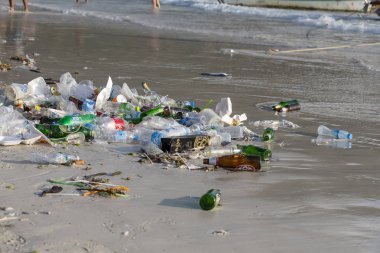 KOH PHANGAN, THAILAND - HABRUARY 01, 2018: Haad Rin plajındaki deniz suyu kirliliğinin sonuçları Koh Phangan, Tayland 'daki dolunay partisinden sonra