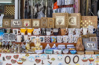 Doha, Katar - 25 Aralık 2017: Doha, Katar pazarda Souq Waqif adlı geleneksel Arap pazarının dükkanında turist için Hatıra Eşyası satışı. Yakın çekim