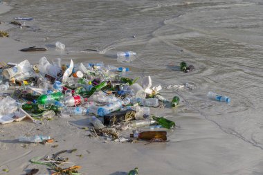 KOH PHANGAN, THAILAND - HABRUARY 01, 2018: Haad Rin plajındaki deniz suyu kirliliğinin sonuçları Koh Phangan, Tayland 'daki dolunay partisinden sonra