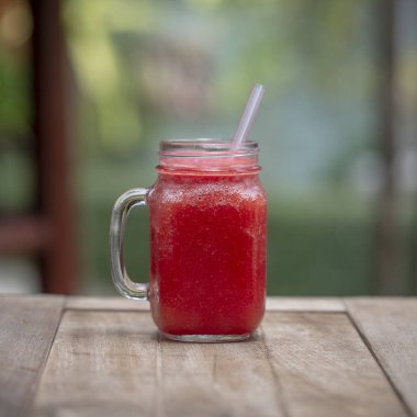 Taze organik kırmızı karpuz yüzlü cam kupa masada, yakın çekim